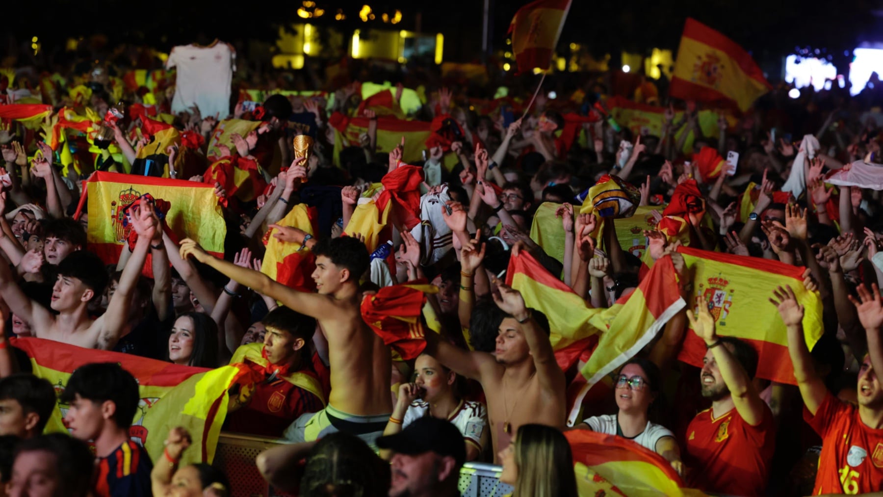 Aficionados en Plaza de Colón en Madrid. (EFE)