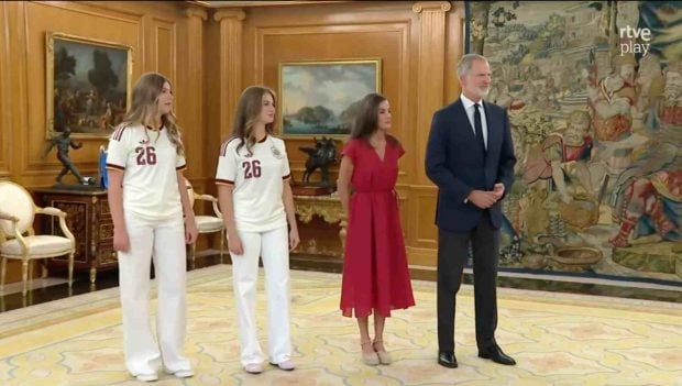 Los Reyes y sus hijas en el Palacio de la Zarzuela. (Foto: RTVE)