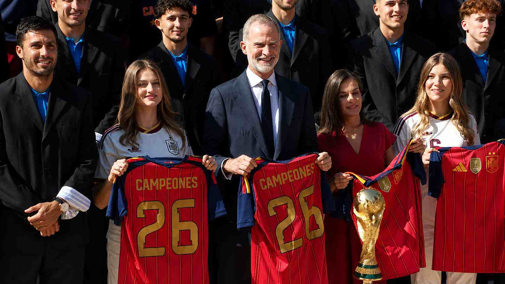 Los Reyes y sus hijas en el Palacio de la Zarzuela. (Foto: RTVE)
