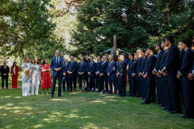 Los Reyes, sus hijas y los jugadores de la Selección Española en el Palacio de la Zarzuela. (Foto: RTVE)