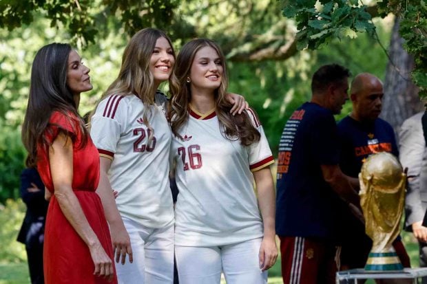 La Reina Letizia y sus hijas en la recepción a la selección española. (Foto: EFE)
