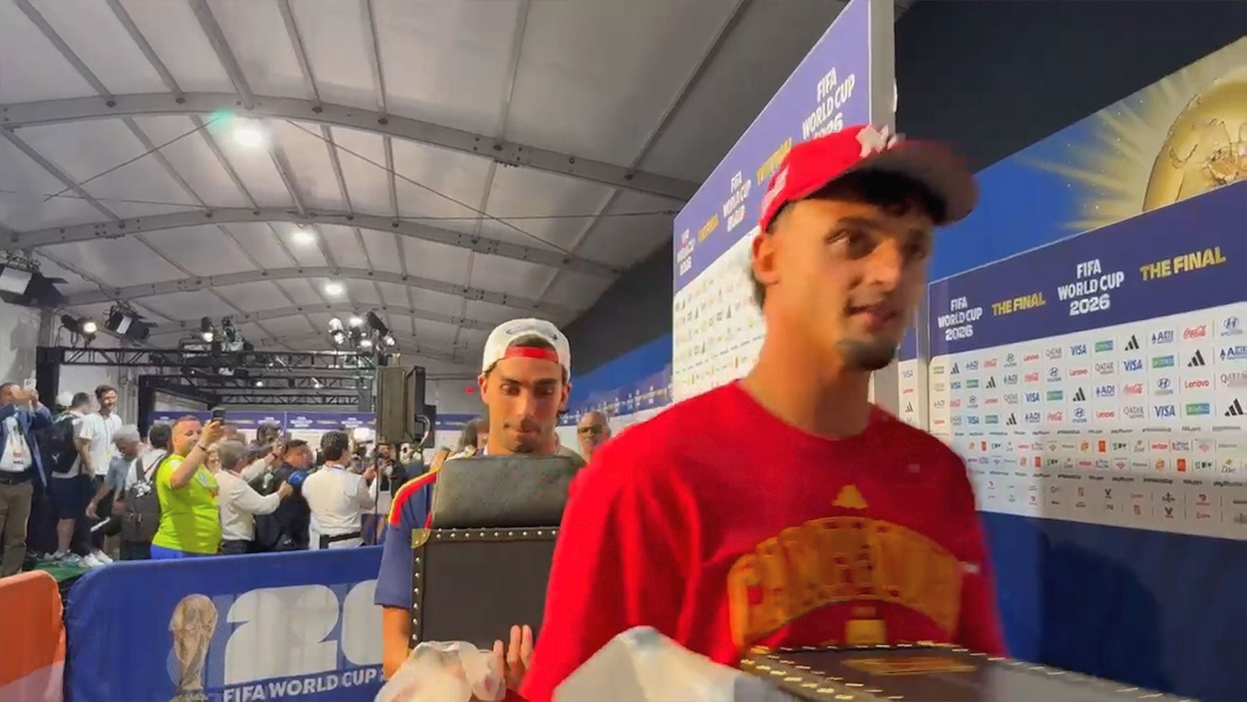 La fiesta de España al salir del MetLife: Rodri y su inseparable copa, golpes en el bus...