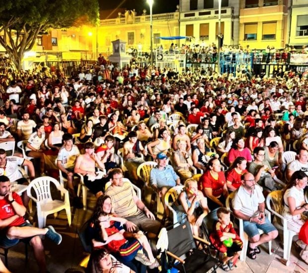 Imagen de los vecinos de Foios viendo la final del Mundial 2026 (Ayuntamiento de Foios).