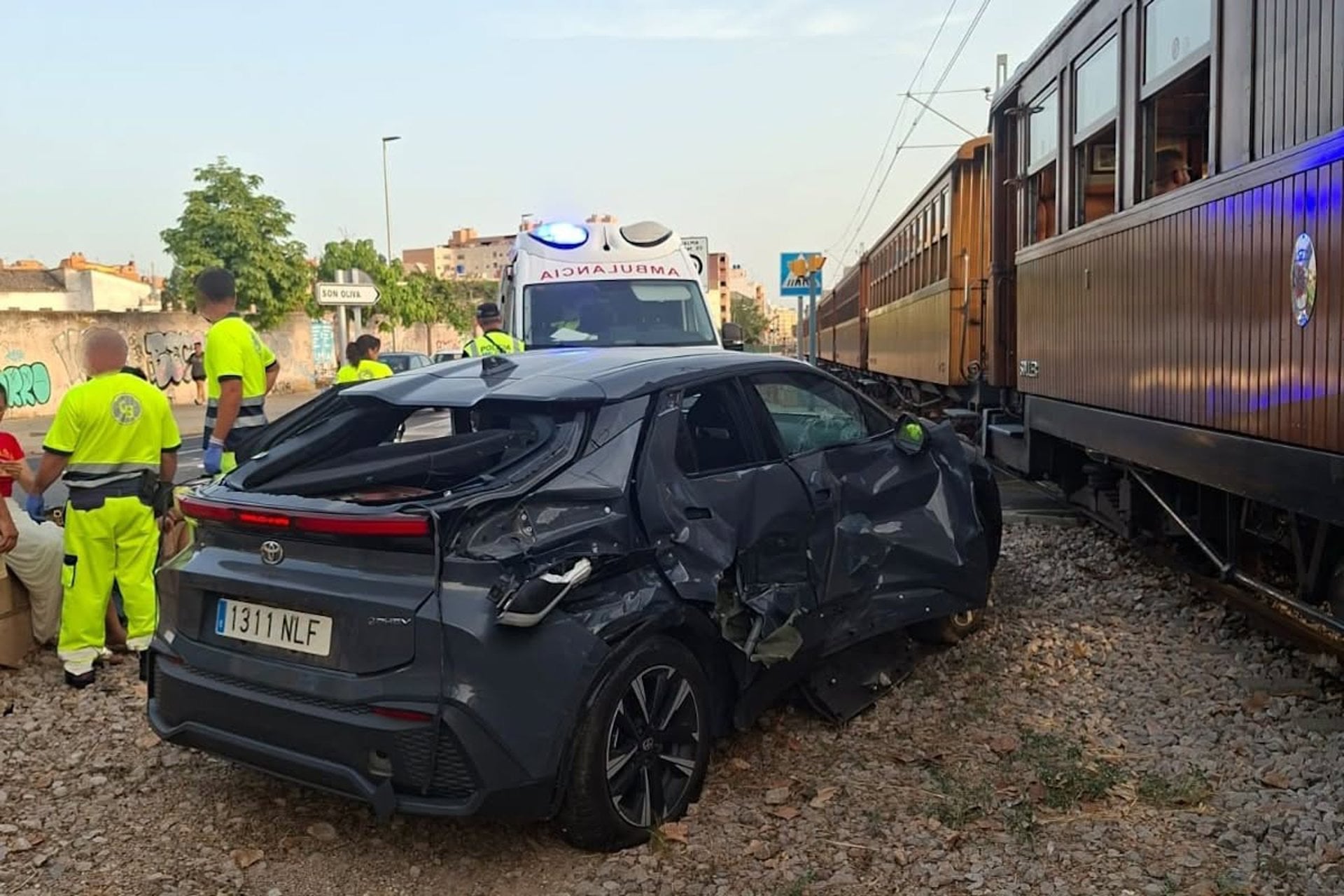 Una mujer resulta herida tras colisionar el coche en el que viajaba con el tren de Sóller