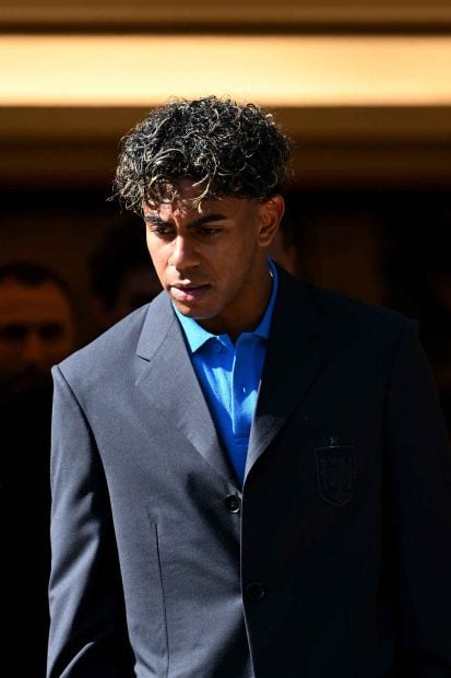 Lamine Yamal con el traje de Loewe