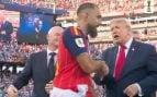 El podemita Borja Iglesias le apartó la mirada a Donald Trump al darle la mano y recibir la medalla