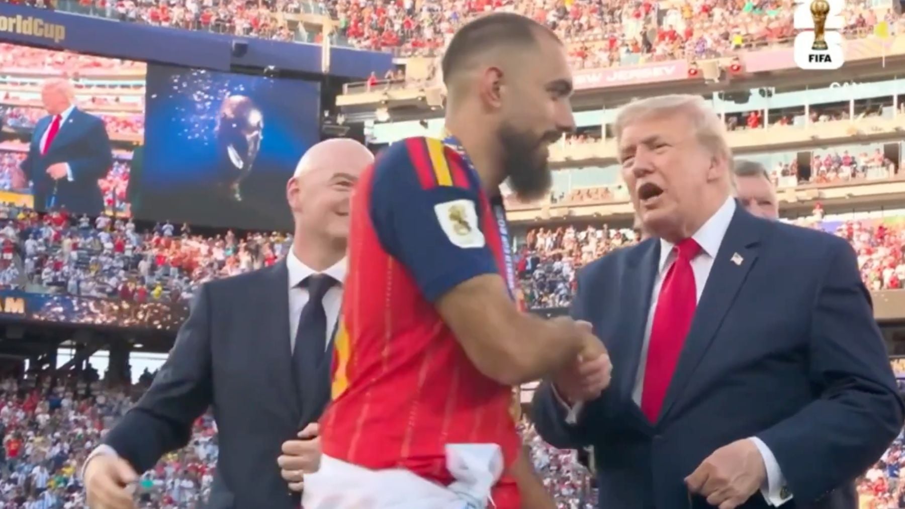 El podemita Borja Iglesias le apartó la mirada a Donald Trump al darle la mano y recibir la medalla