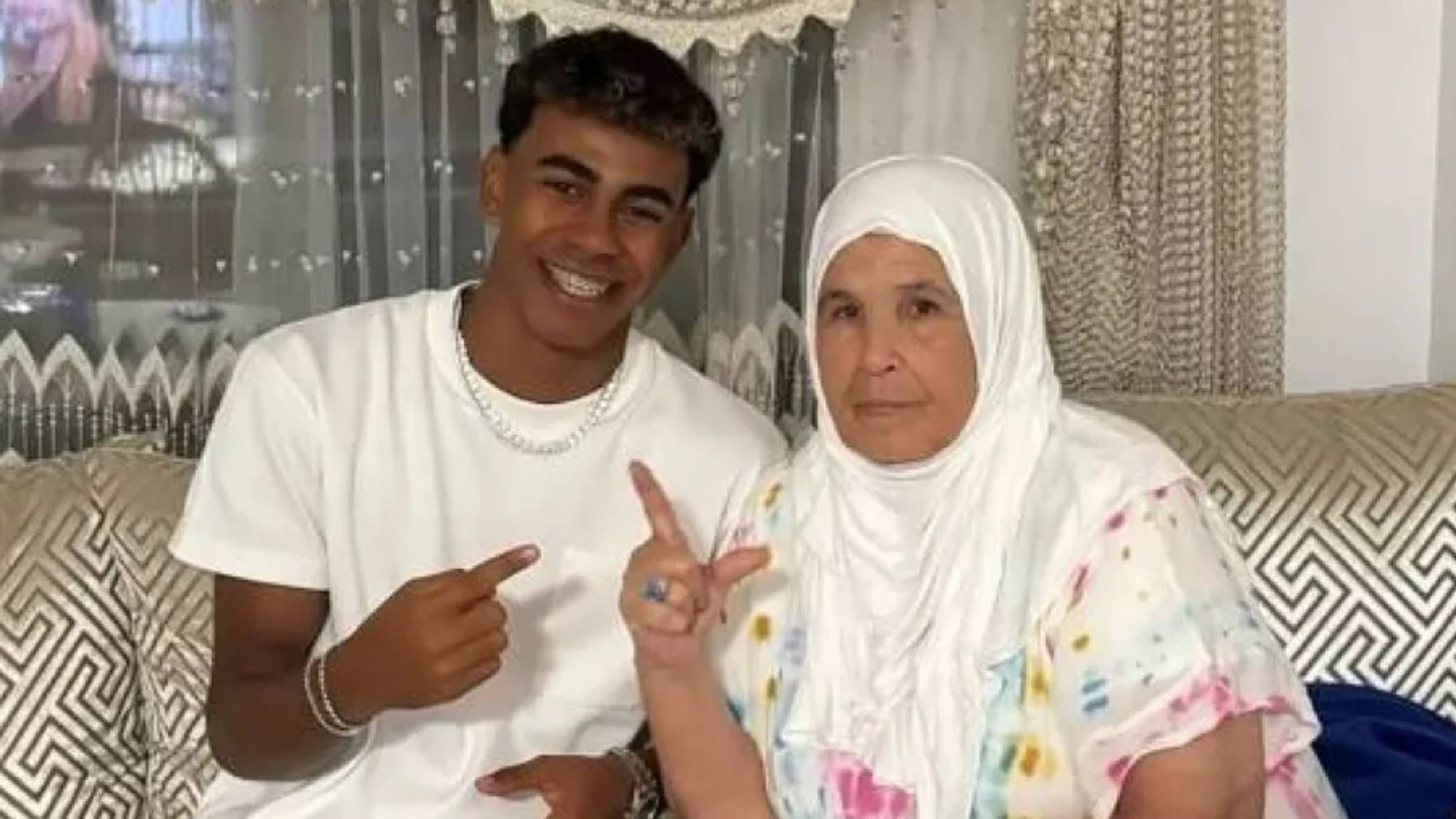 Lamine Yamal junto a su abuela. (Foto: RRSS)