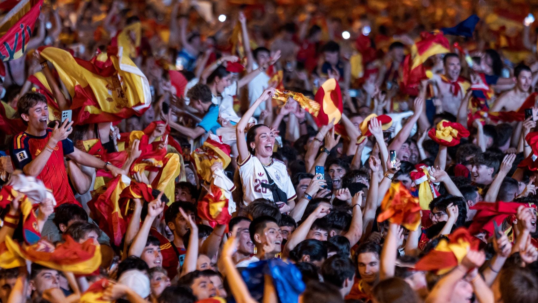 Imagen de aficionados españoles tras el partido . Imagen de Europa Press.