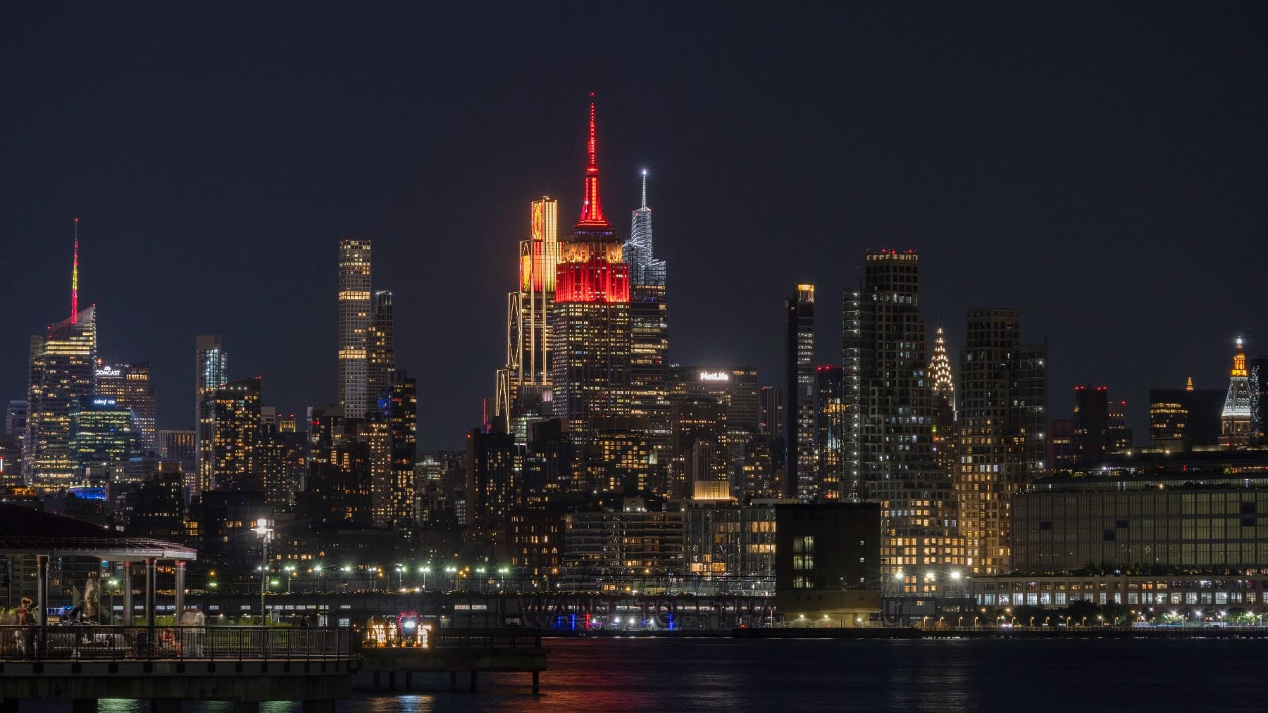 El skyline de Nueva York se tiñe con los colores de la bandera de España