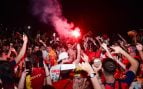 Aficionados en el Puente del Rey durante la celebración de la final del Mundial