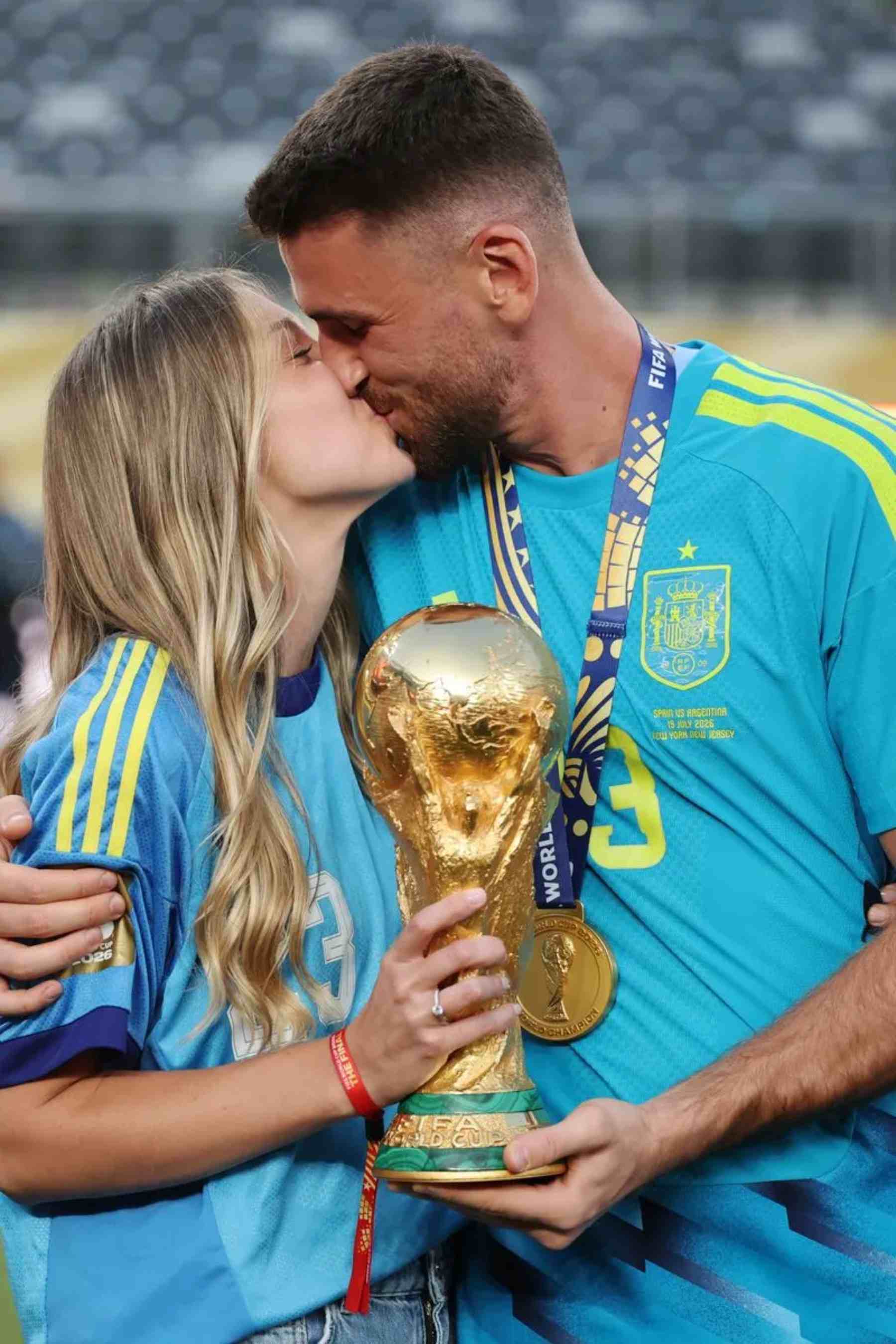 Unai Simón junto a su pareja en la final del Mundial 2026. (Foto: RRSS)