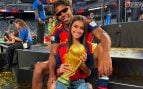 Lamine Yamal e Inés García con la Copa del Mundo. (Instagram)
