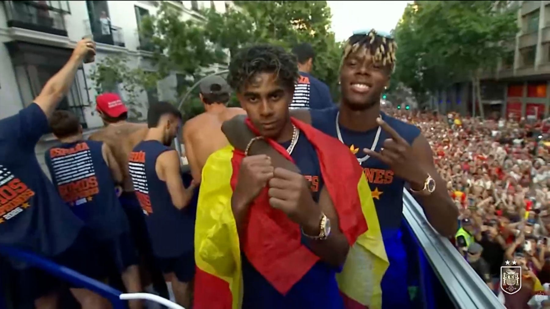El posado de Lamine Yamal y Nico Williams con la bandera de España que levanta ampollas en el independentismo