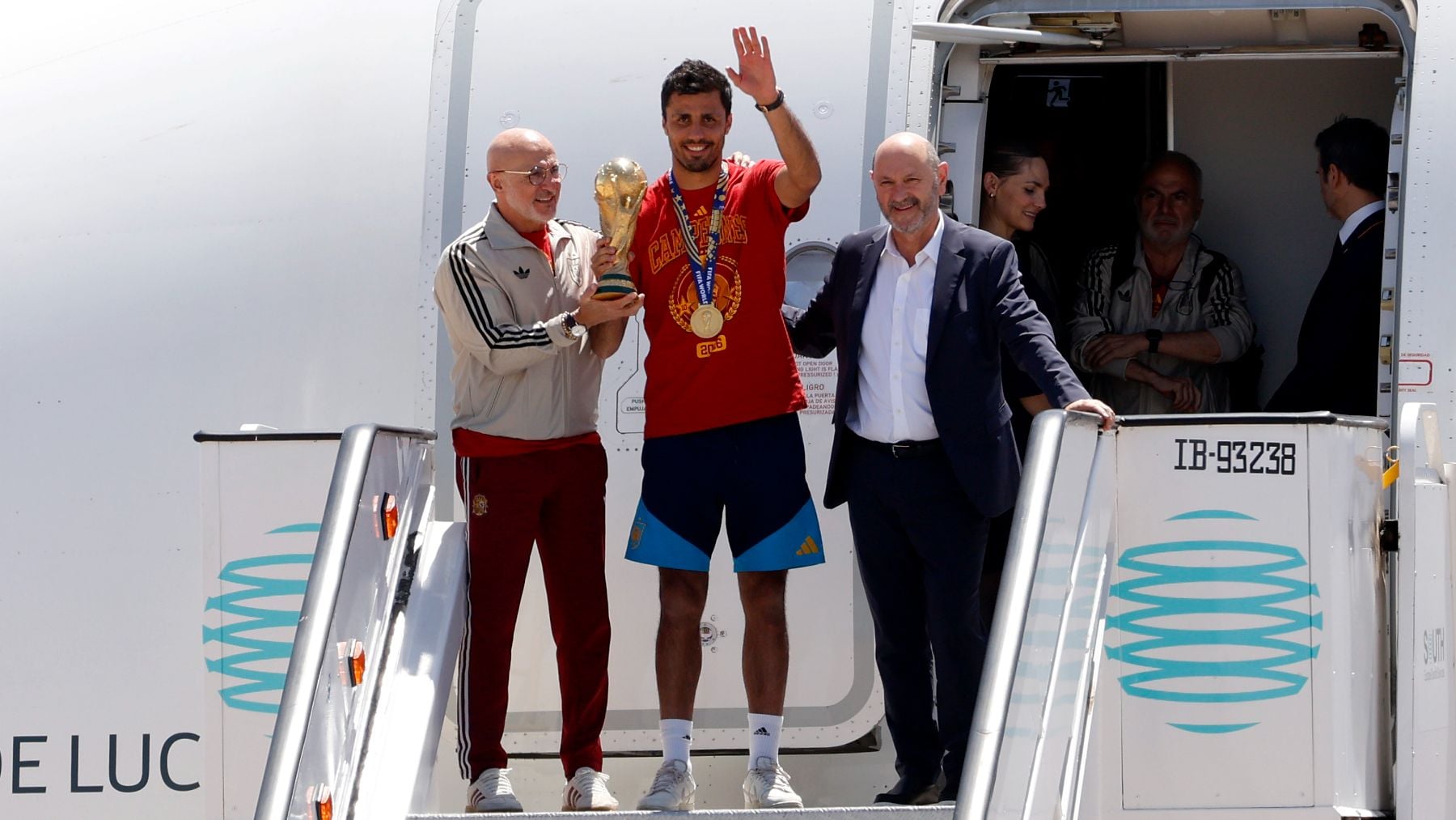 Los campeones aterrizan en España con la segunda Copa del Mundo