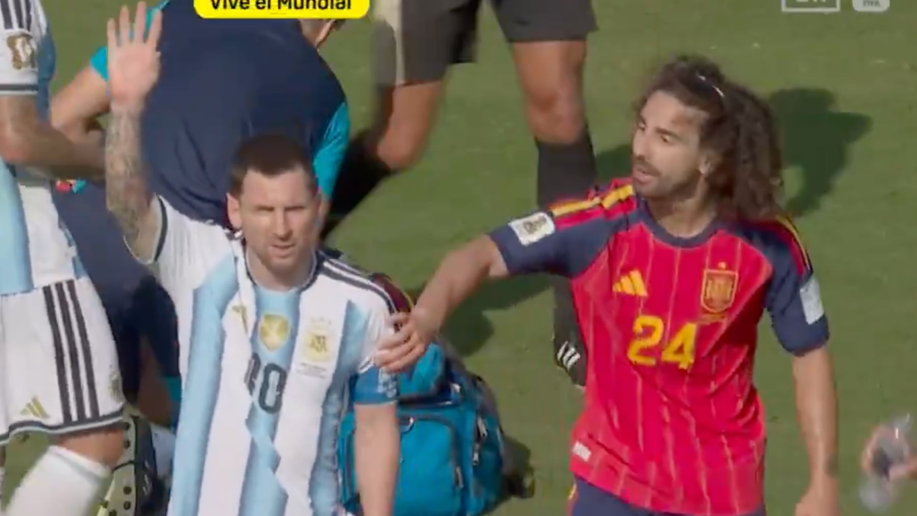 No es digno de una leyenda: Messi pidió la expulsión de Cucurella por taparse un segundo la boca