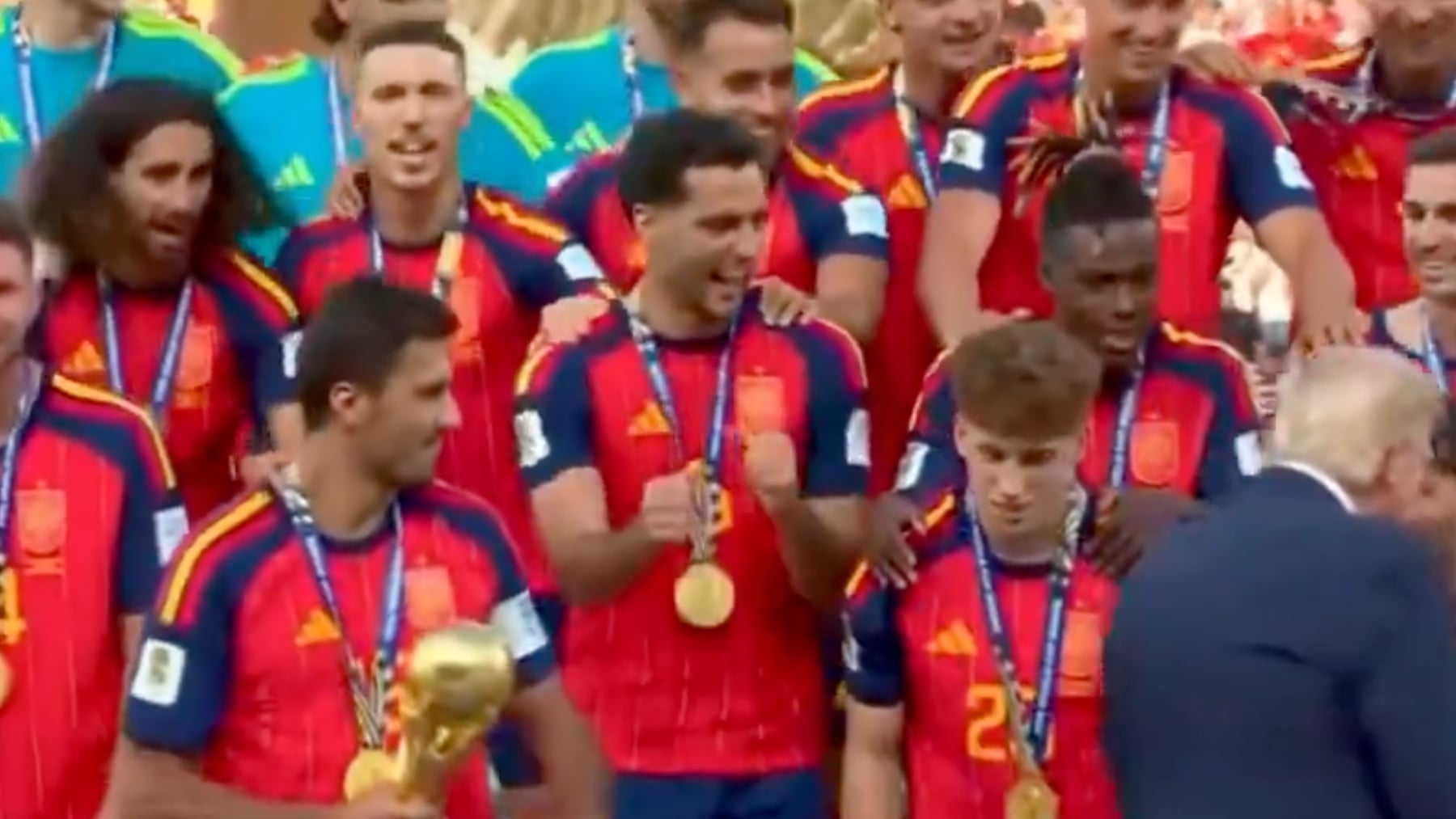 Celebración viral: Mikel Merino hace el baile de Donald Trump con él enfrente