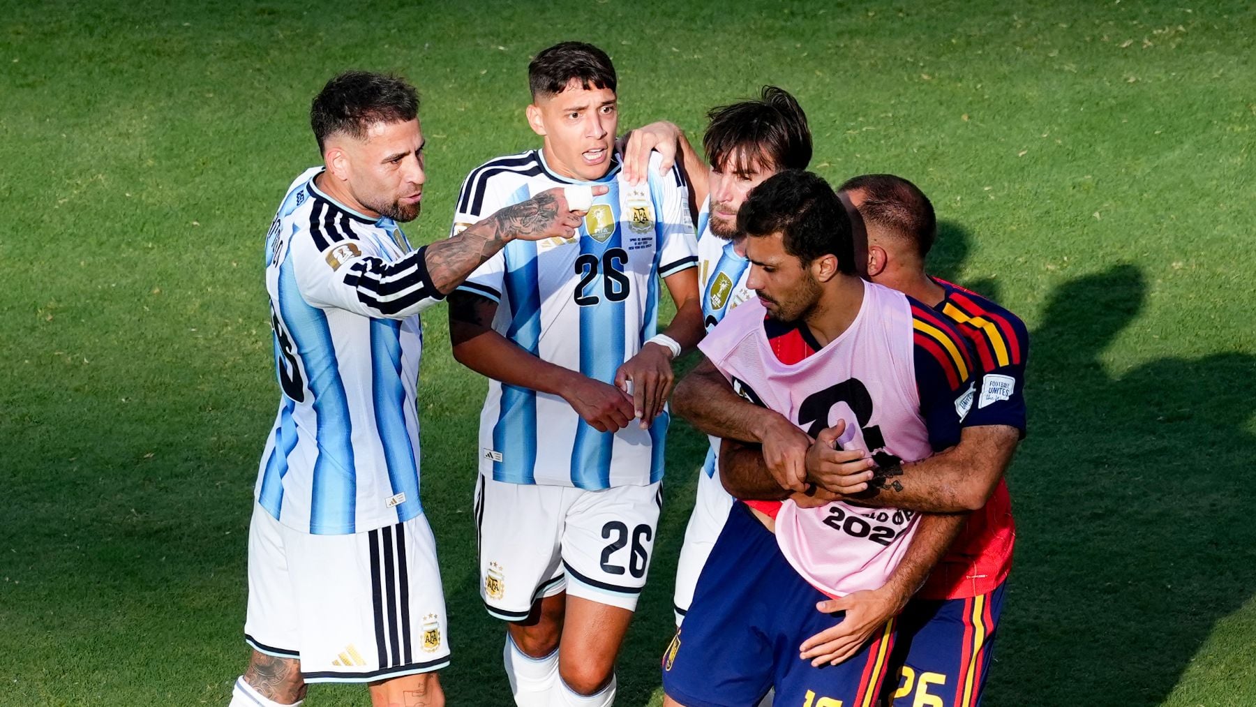 Otamendi confirma el mal perder de Argentina al increpar a Rodri: Lloraron toda la semana