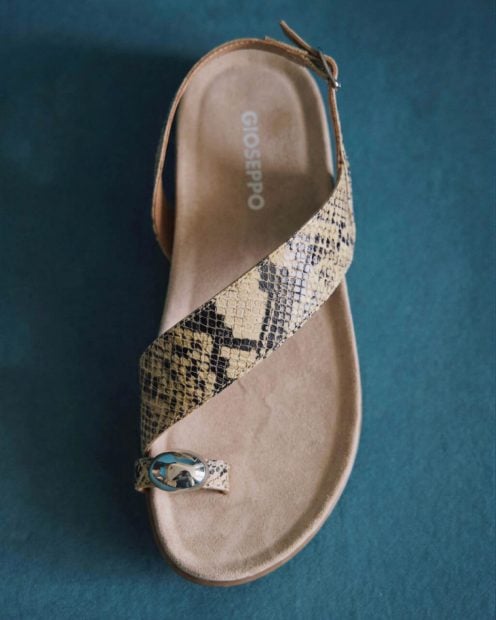 sandalias detalle metalizado tendencia verano calzado