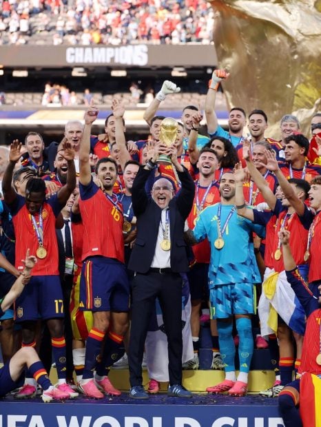 Luis Fuentes, traje, Mundial 2026