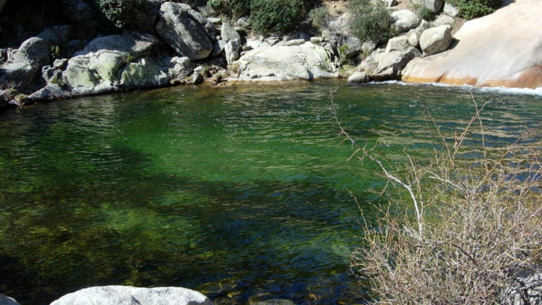 La llaman la playa de Madrid y es una de las piscinas naturales con más encanto de la comunidad, pero nadie puede bañarse en ella