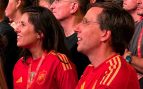 Teresa Urquijo y José Luis Martínez-Almeida durante la celebración del Mundial en Cibeles. (Foto: Europa Press)