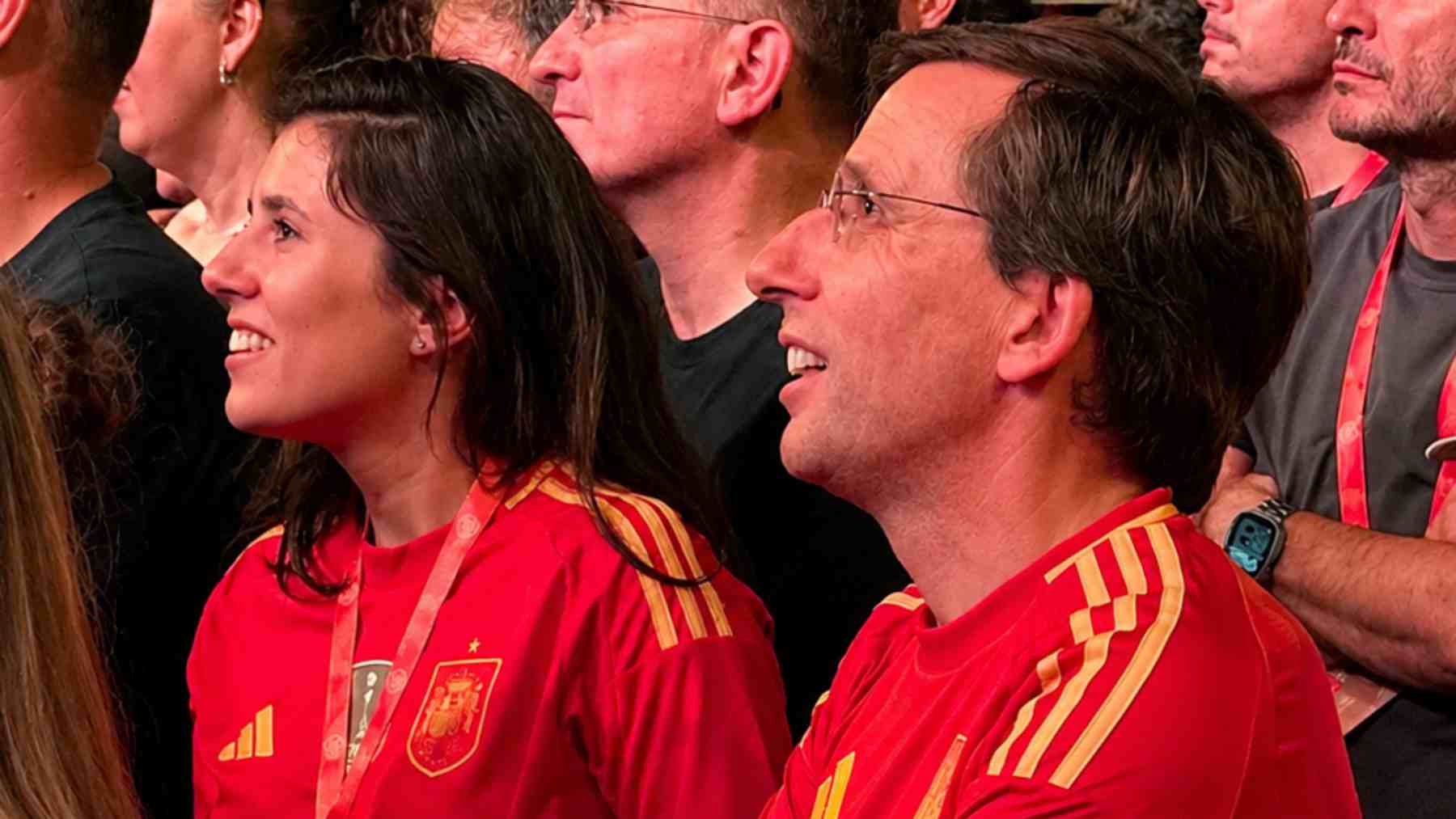 Teresa Urquijo y José Luis Martínez-Almeida durante la celebración del Mundial en Cibeles. (Foto: Europa Press)
