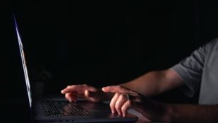 Un joven en la computadora por la noche. Foto: Freepik - pvproductions