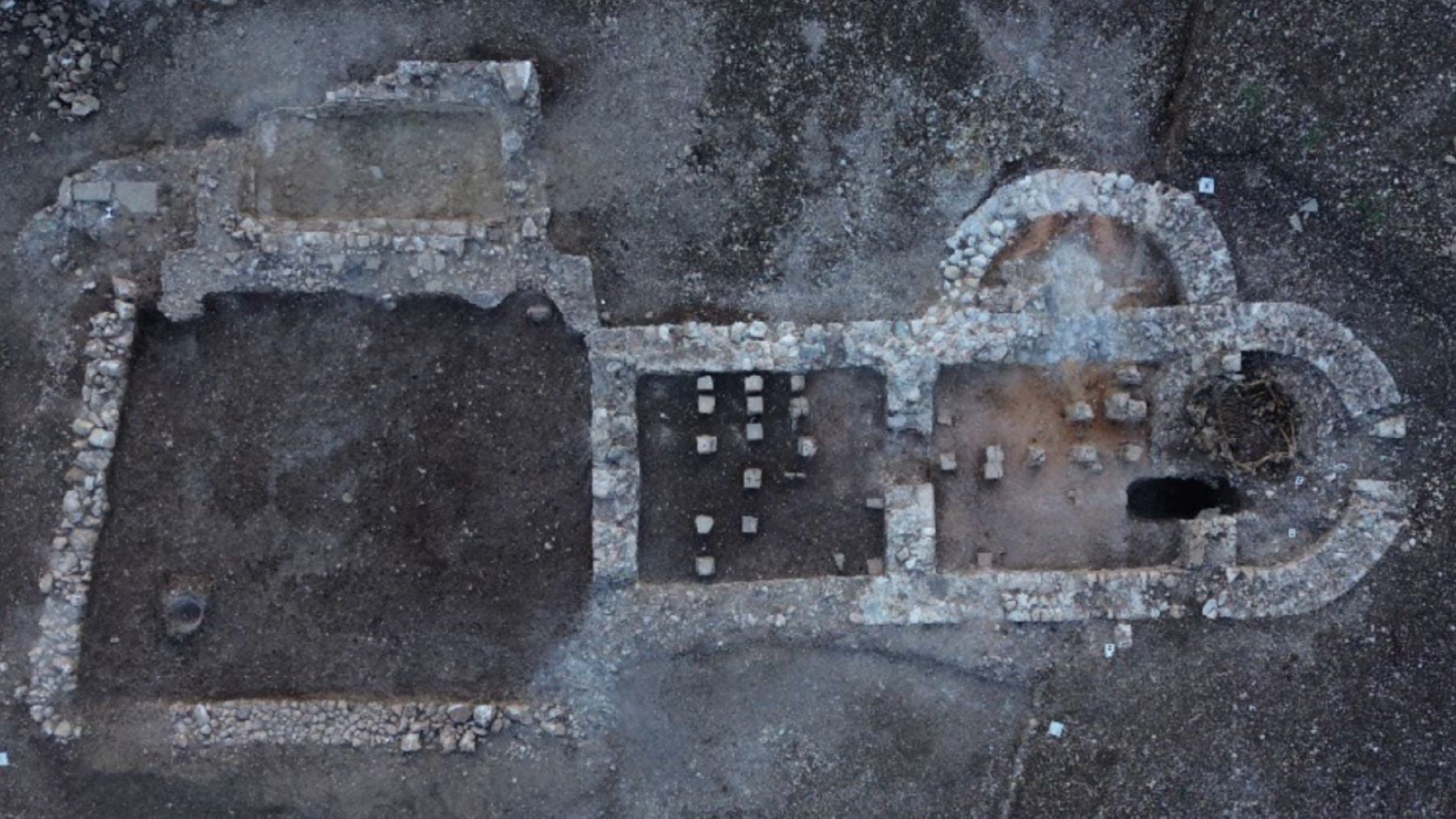 Cualquier arqueólogo espera encontrar termas romanas en Italia, pero aquí también han aparecido 52 chozas prehistóricas de la Edad del Bronce