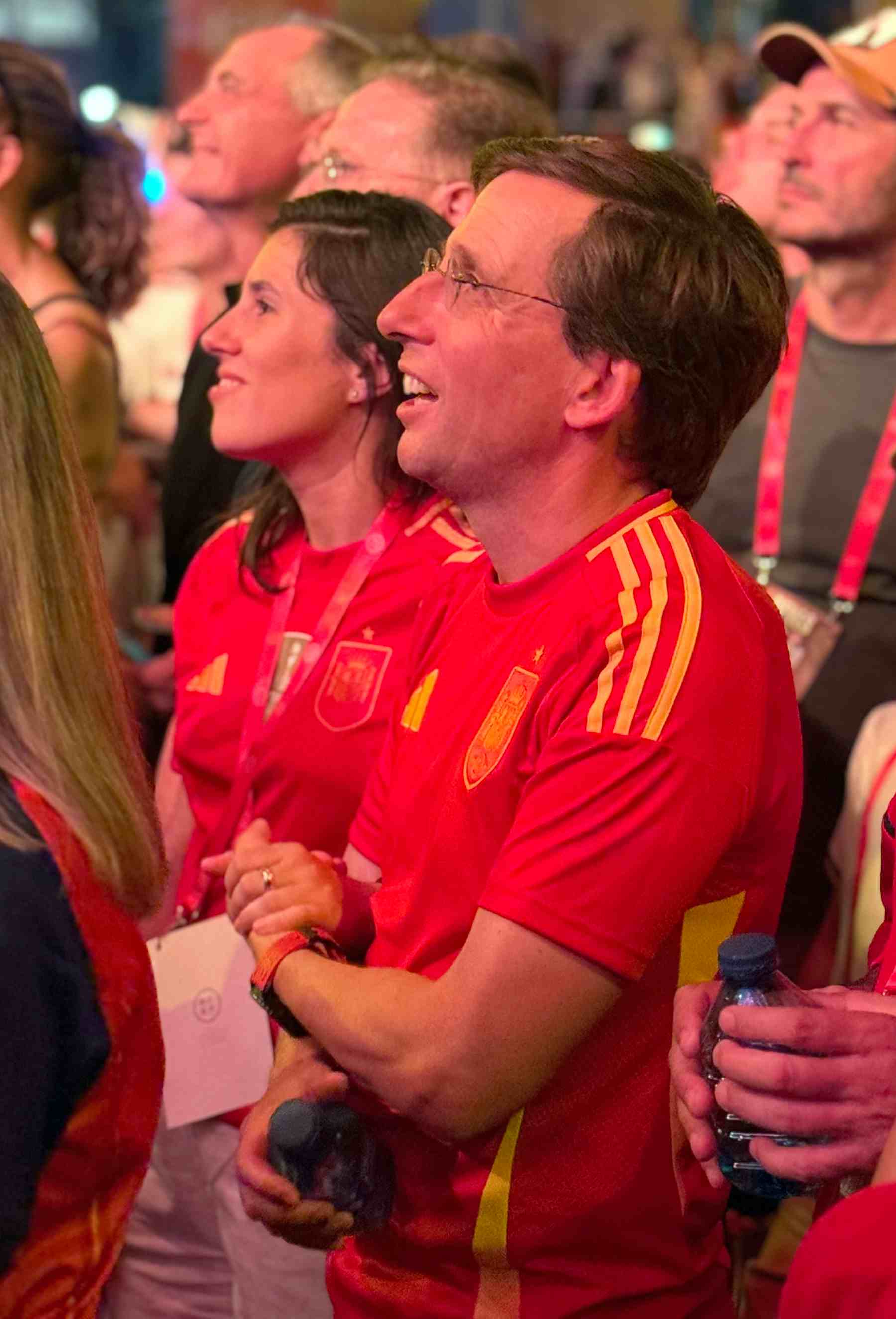 Teresa Urquijo y José Luis Martínez-Almeida durante la celebración del Mundial en Cibeles. (Foto: Europa Press)