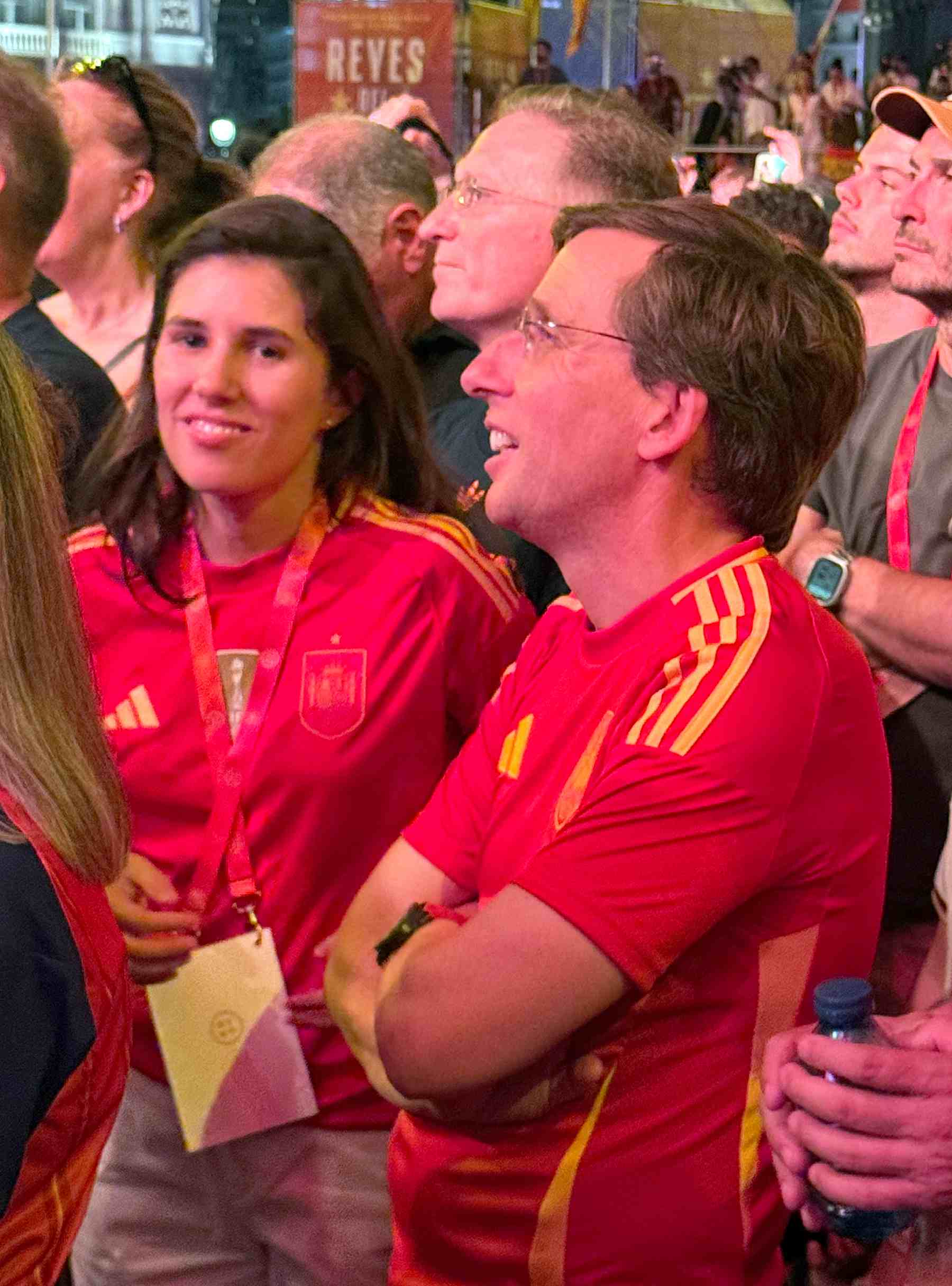 Teresa Urquijo y José Luis Martínez-Almeida durante la celebración del Mundial en Cibeles. (Foto: Europa Press)