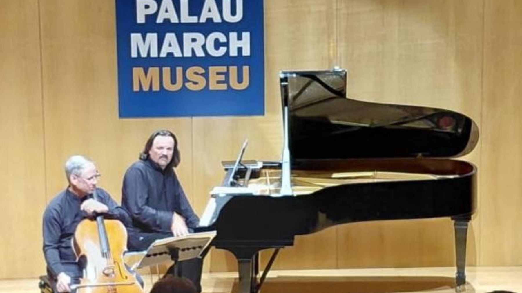Andrew Smith (violonchelo) y Alfredo Oyágüez (piano), durante su actuación en el Palau March.