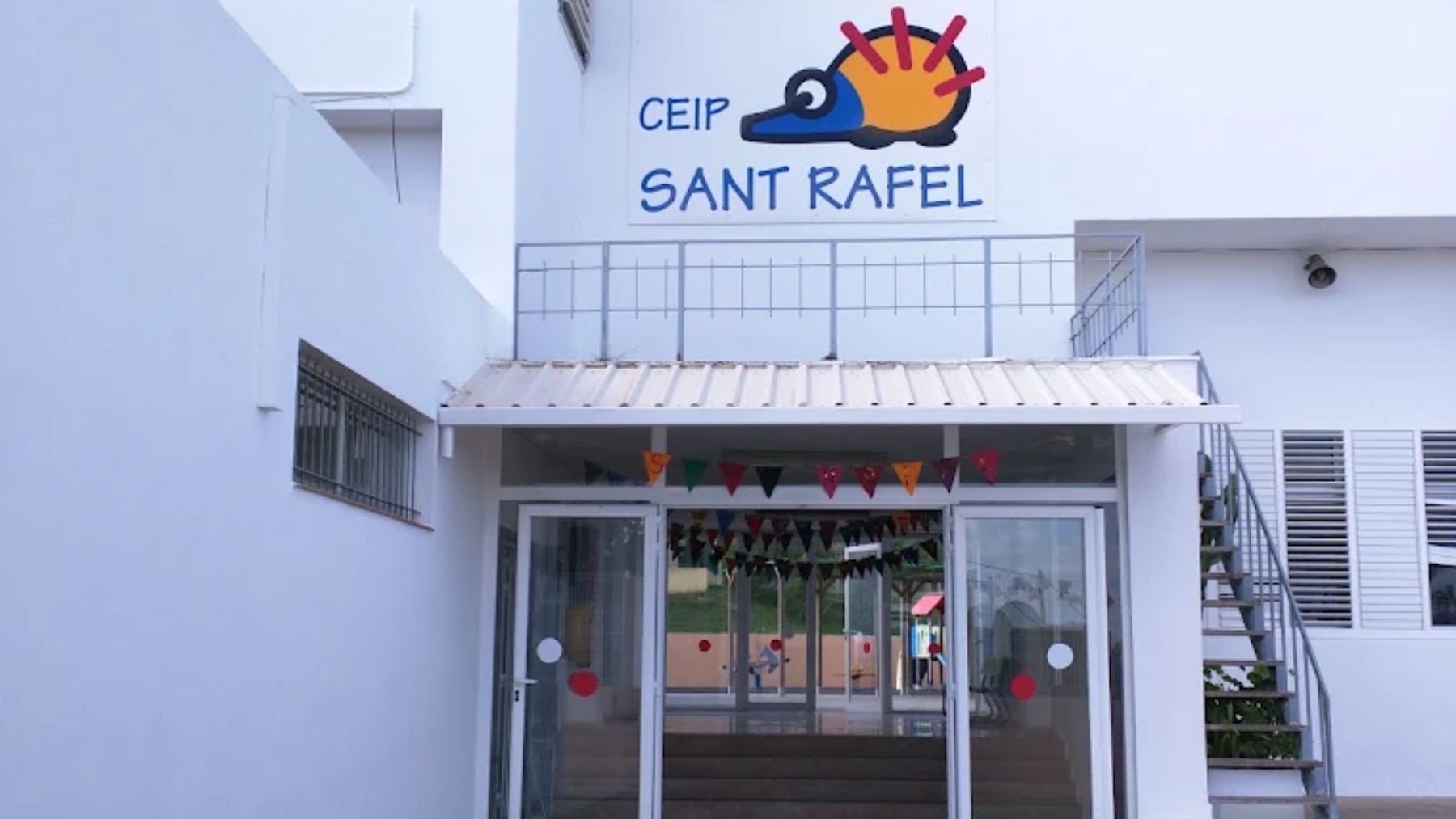 Detenido el bedel de un colegio de Ibiza por instalar cámaras ocultas en el baño de las profesoras