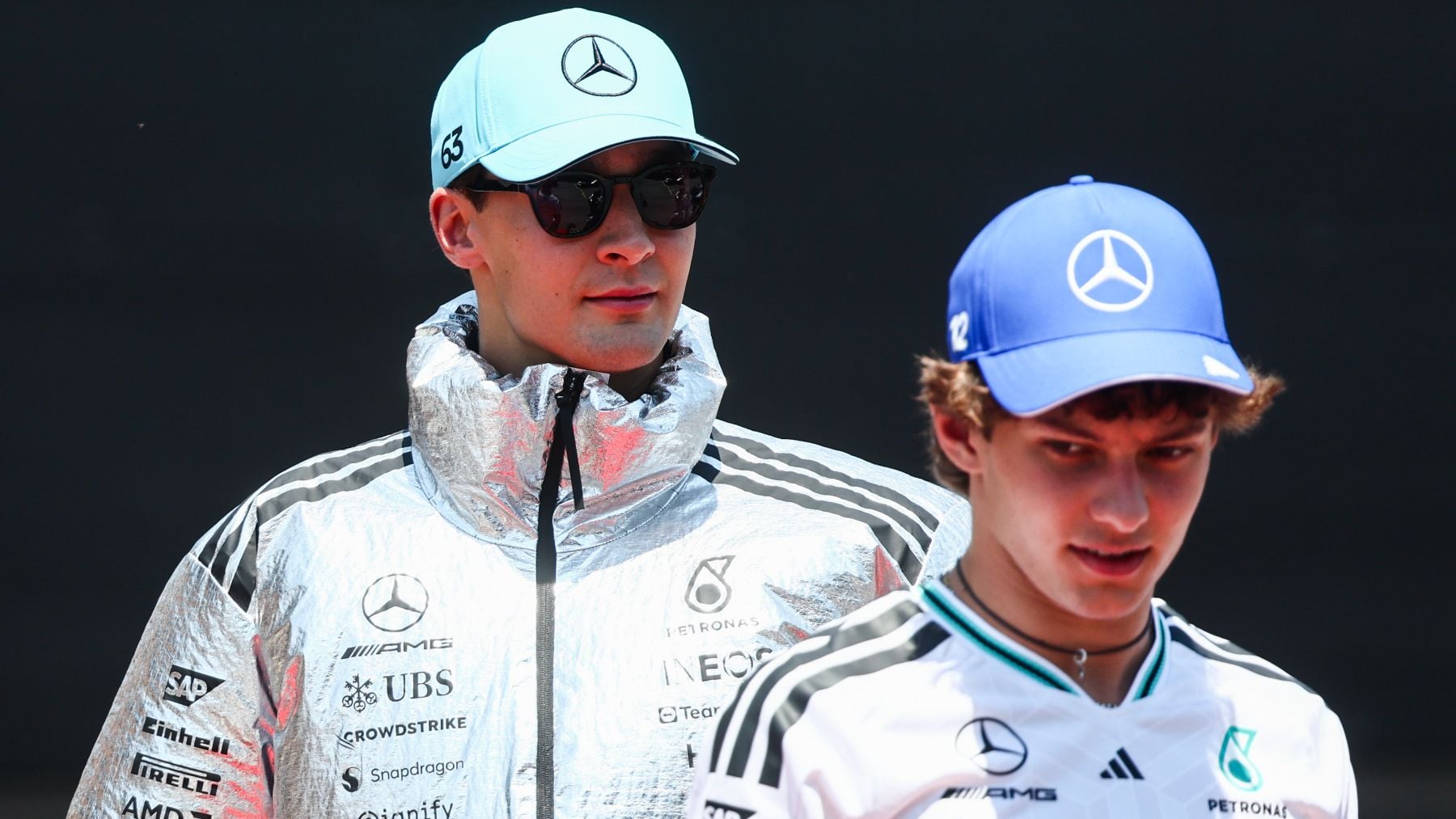 Russell monta en cólera con Mercedes por la paliza de Antonelli: Sólo pido el mismo coche que él