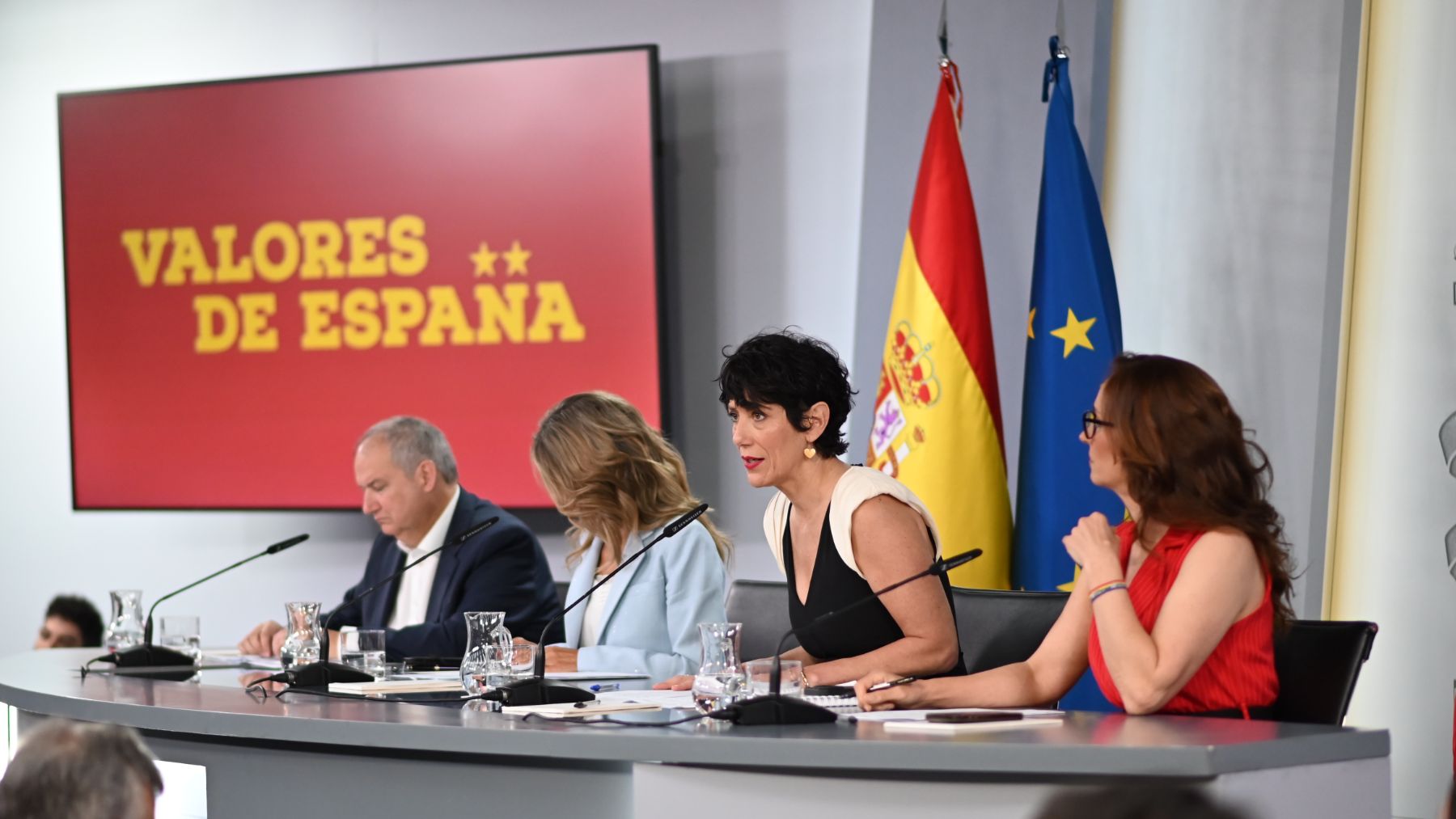 El Gobierno se inmola junto a Zapatero: Seguimos defendiendo su presunción de inocencia