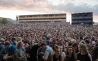 Terrazas, piscinas, playas y conciertos: los nuevos espacios donde Sanidad prohibirá fumar
