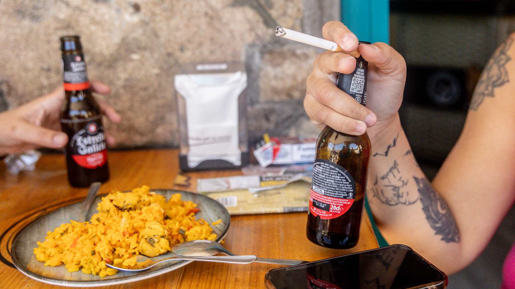La hostelería carga contra la prohibición de Mónica García de fumar en terrazas: Tiene eficacia limitada