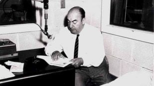 Pablo Neruda durante su sesión de adquisición en la Biblioteca del Congreso en 1966, localizada en la Biblioteca del Congreso. Foto: Gobierno de los Estados Unidos, Dominio público, vía Wikimedia Commons