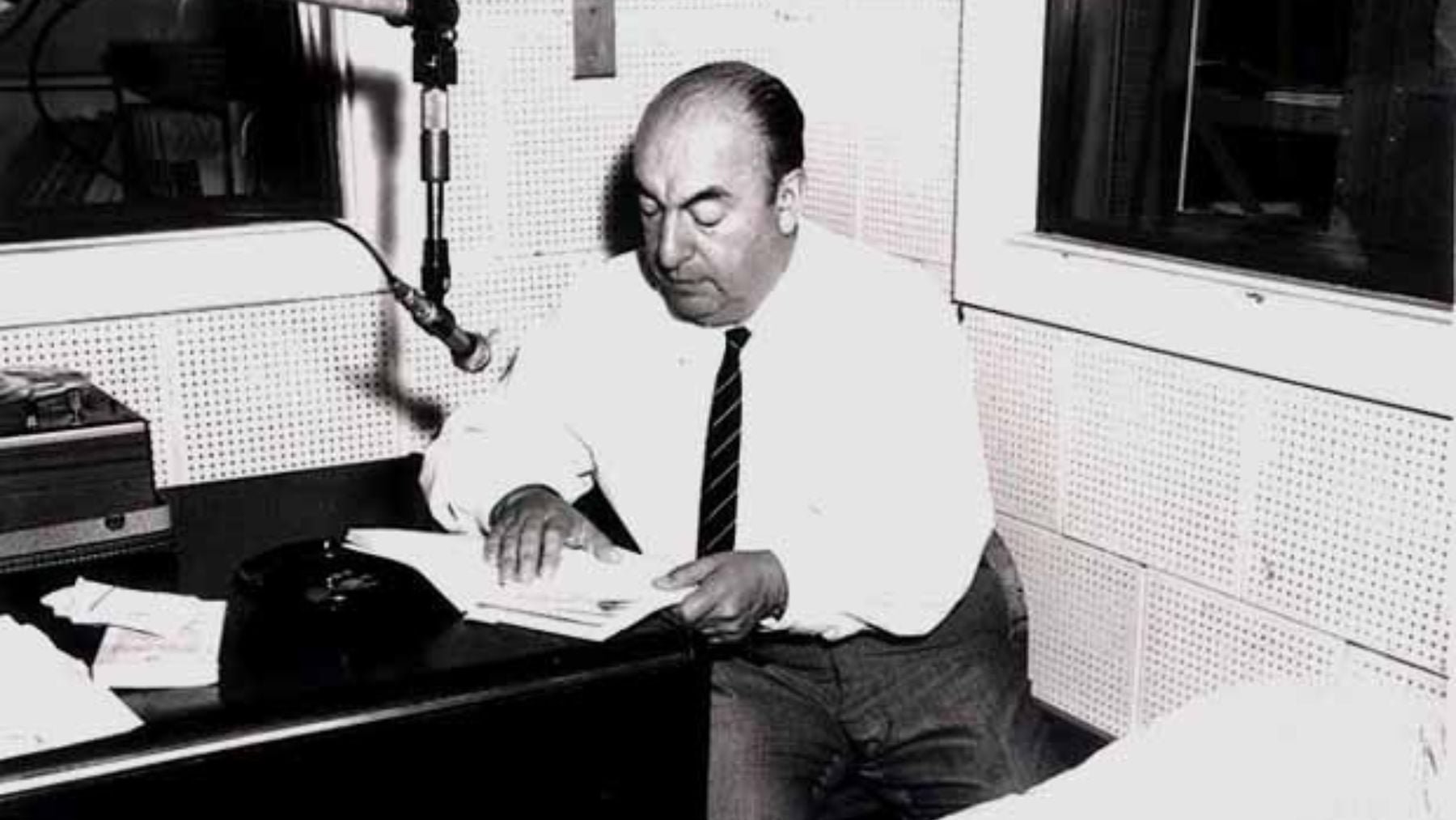 La reflexión de Pablo Neruda, premio Nobel de Literatura, sobre el amor: El amor nace del recuerdo, vive de la inteligencia y muere por olvido