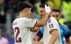 Pau Cubarsí y Aymeric Laporte tras ganar el Mundial (Getty)