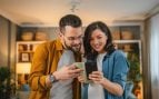 Personas con teléfono móvil (Adobe)