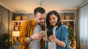 Personas con teléfono móvil (Adobe)