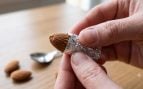 Una almendra cubierta con aluminio (Imagen hecha con IA)