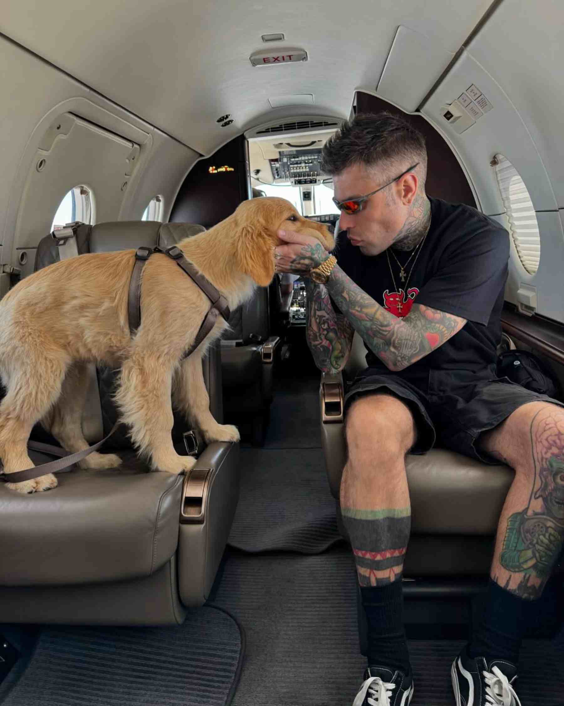 Fedez en el interior de un avión. (Foto: @fedez)