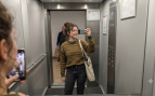 Una mujer se hace una foto en un espejo