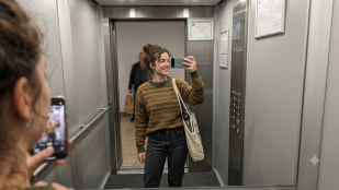 Una mujer se hace una foto en un espejo