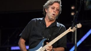 Eric Clapton tocando en vivo en el concierto Hard Rock Calling el 28 de junio de 2008 en Hyde Park, Londres. Foto: Majvdl, CC BY-SA 3.0, Wikimedia Commons