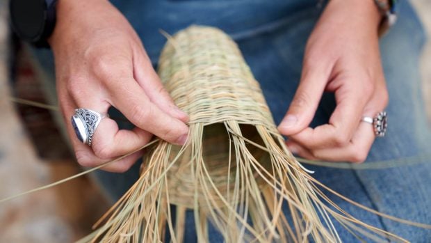 Tejido de una cesta con fibras de esparto. 