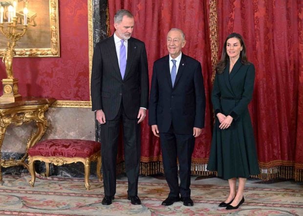 Los Reyes Felipe y Letizia junto a Marcelo Rebelo de Sousa. (Foto: Europa Press)