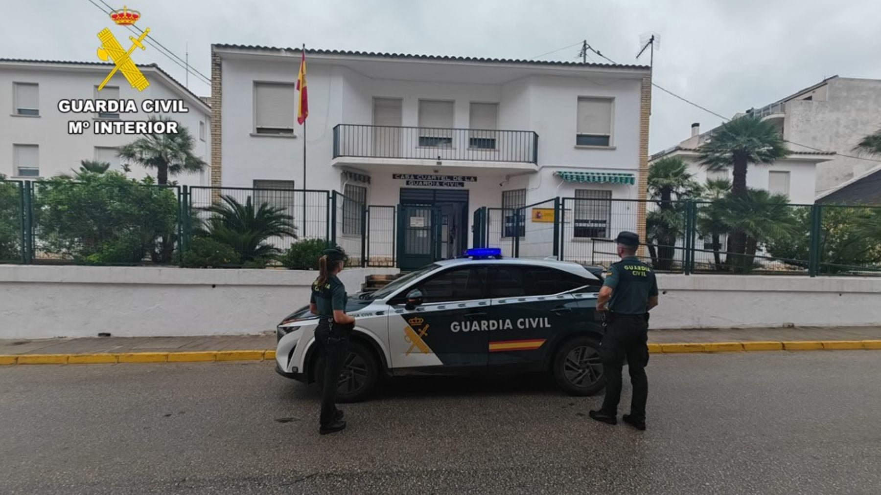 Agentes de la Guardia Civil ante la casa-cuartel de Pego (Alicante).
